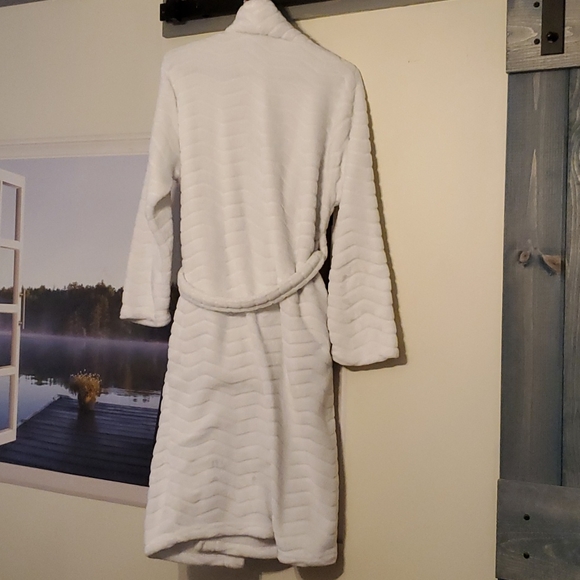 Beautiful white robe, so soft. One size. CVS brand - Picture 4 of 5